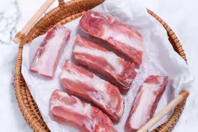 Khi mua sườn heo, nếu thấy c&oacute; dấu hiệu n&agrave;y ở c&aacute;c kẽ xương th&igrave; đừng mua d&ugrave; gi&aacute; c&oacute; rẻ đến đ&acirc;u! - Ảnh 3.