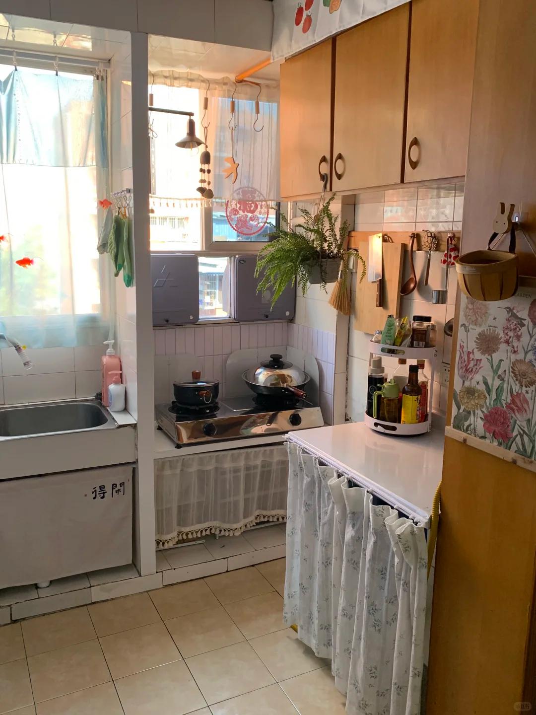 Căn hộ thuê cũ kỹ “lột xác” sau vài thay đổi không cần đập sửa: Nhìn xong mới hiểu vì sao nhà thuê vẫn có thể rất sang - Ảnh 2.