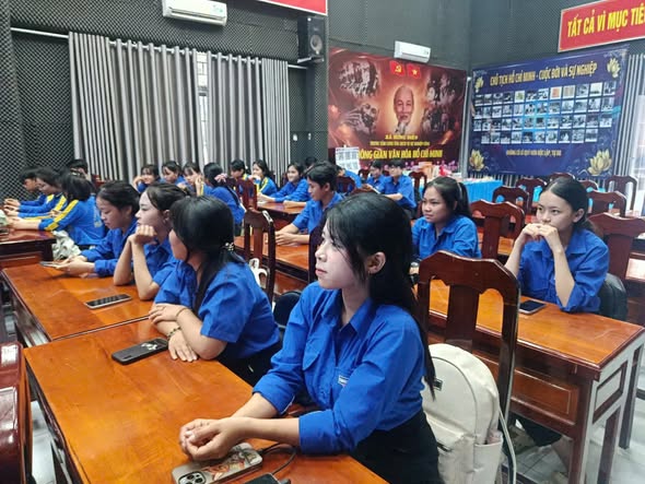 Hưng Điền: nâng cao năng lực ngoại ngữ, trang bị kỹ năng hội nhập quốc tế cho thanh niên - Ảnh 3.