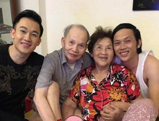 Mẹ Hoài Linh về quê trước khi con trai đi Mỹ - Ảnh 2.