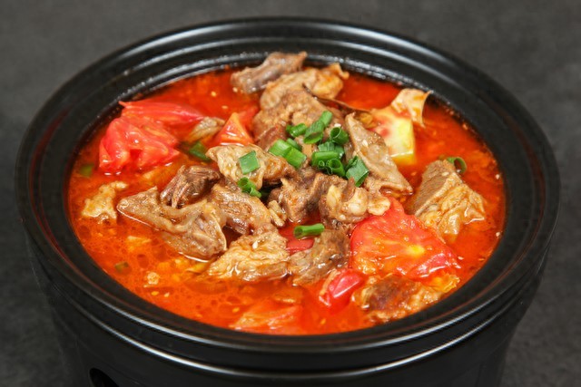 Đừng chỉ hầm thịt ức b&ograve; với c&agrave; chua! H&atilde;y nhớ 2 điểm n&agrave;y, thịt sẽ mềm mọng, nước d&ugrave;ng đậm đ&agrave;, rất th&iacute;ch hợp trộn với cơm - Ảnh 1.