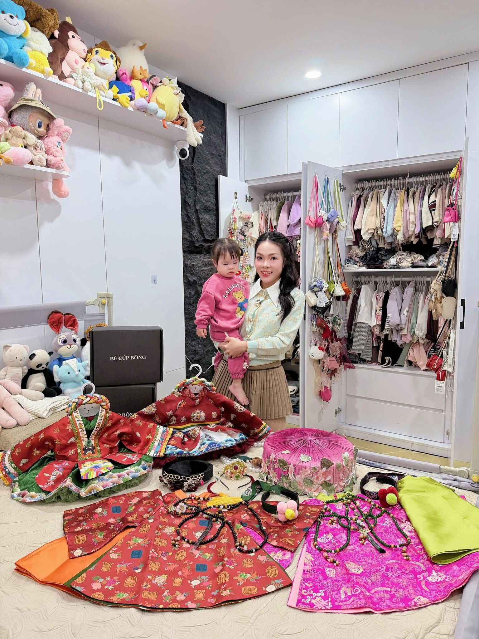Vừa sắm 4 bộ B&Eacute; C&Uacute;P B&Ocirc;NG, hotmom Bảo Ngọc lại đặt set đồ cosplay em xinh Phương Ly cho &aacute;i nữ nhưng lại gặp phải t&igrave;nh huống &eacute;o le- Ảnh 1.