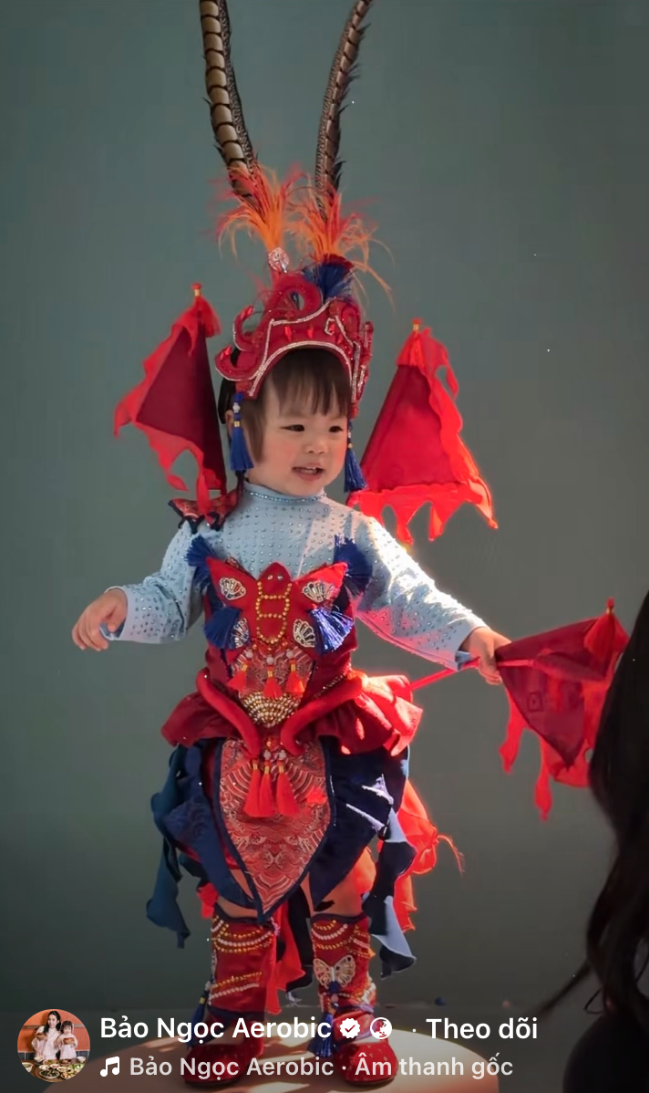 Vừa sắm 4 bộ B&Eacute; C&Uacute;P B&Ocirc;NG, hotmom Bảo Ngọc lại đặt set đồ cosplay em xinh Phương Ly cho &aacute;i nữ nhưng lại gặp phải t&igrave;nh huống &eacute;o le- Ảnh 9.