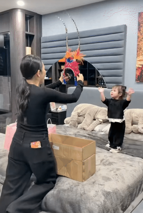 Vừa sắm 4 bộ B&Eacute; C&Uacute;P B&Ocirc;NG, hotmom Bảo Ngọc lại đặt set đồ cosplay em xinh Phương Ly cho &aacute;i nữ nhưng lại gặp phải t&igrave;nh huống &eacute;o le- Ảnh 4.