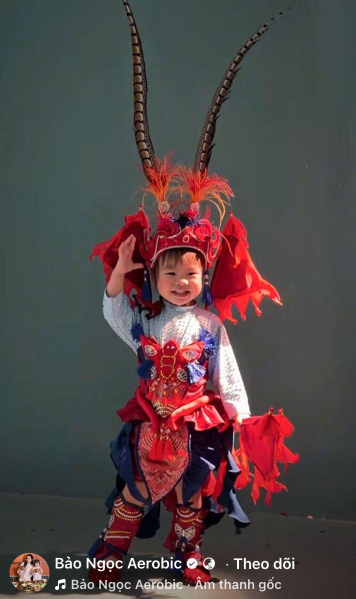 Vừa sắm 4 bộ B&Eacute; C&Uacute;P B&Ocirc;NG, hotmom Bảo Ngọc lại đặt set đồ cosplay em xinh Phương Ly cho &aacute;i nữ nhưng lại gặp phải t&igrave;nh huống &eacute;o le- Ảnh 10.