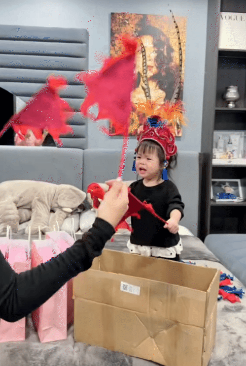 Vừa sắm 4 bộ B&Eacute; C&Uacute;P B&Ocirc;NG, hotmom Bảo Ngọc lại đặt set đồ cosplay em xinh Phương Ly cho &aacute;i nữ nhưng lại gặp phải t&igrave;nh huống &eacute;o le- Ảnh 3.