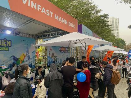 Đổi xăng lấy điện: Người d&acirc;n H&agrave; Nội xếp h&agrave;ng &ldquo;chia tay&rdquo; xe m&aacute;y xăng- Ảnh 1.