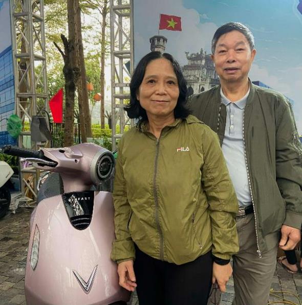 Đổi xăng lấy điện: Người d&acirc;n H&agrave; Nội xếp h&agrave;ng &ldquo;chia tay&rdquo; xe m&aacute;y xăng- Ảnh 2.