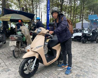 Đổi xăng lấy điện: Người d&acirc;n H&agrave; Nội xếp h&agrave;ng &ldquo;chia tay&rdquo; xe m&aacute;y xăng- Ảnh 4.