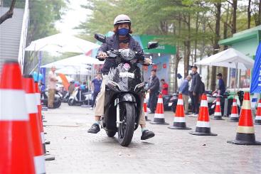 Đổi xăng lấy điện: Người d&acirc;n H&agrave; Nội xếp h&agrave;ng &ldquo;chia tay&rdquo; xe m&aacute;y xăng- Ảnh 5.