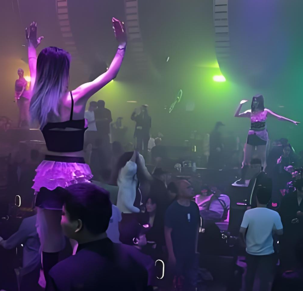 Cứ tưởng bạn g&aacute;i l&agrave; con nh&agrave; gi&agrave;u, ngoan hiền, ăn mặc hợp thời trang, cho tới ng&agrave;y t&ocirc;i bắt gặp n&agrave;ng ở một khung cảnh hỗn loạn- Ảnh 1.