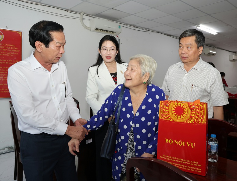 Bộ trưởng Bộ Nội vụ: Chăm lo người c&oacute; c&ocirc;ng l&agrave; tr&aacute;ch nhiệm, đạo l&yacute; của to&agrave;n x&atilde; hội- Ảnh 2.