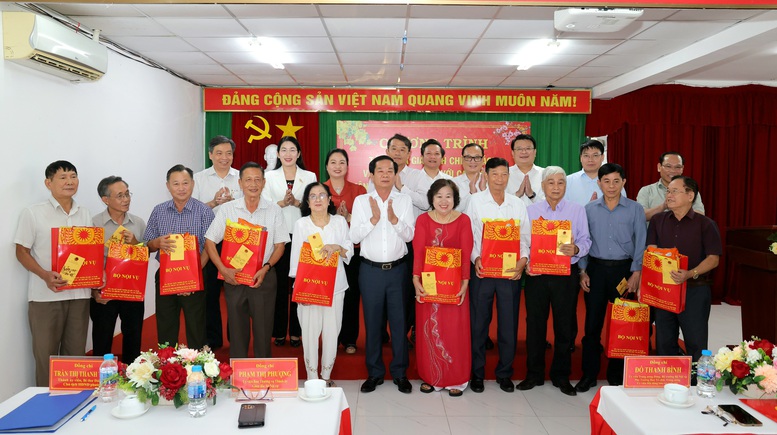 Bộ trưởng Bộ Nội vụ: Chăm lo người c&oacute; c&ocirc;ng l&agrave; tr&aacute;ch nhiệm, đạo l&yacute; của to&agrave;n x&atilde; hội- Ảnh 1.