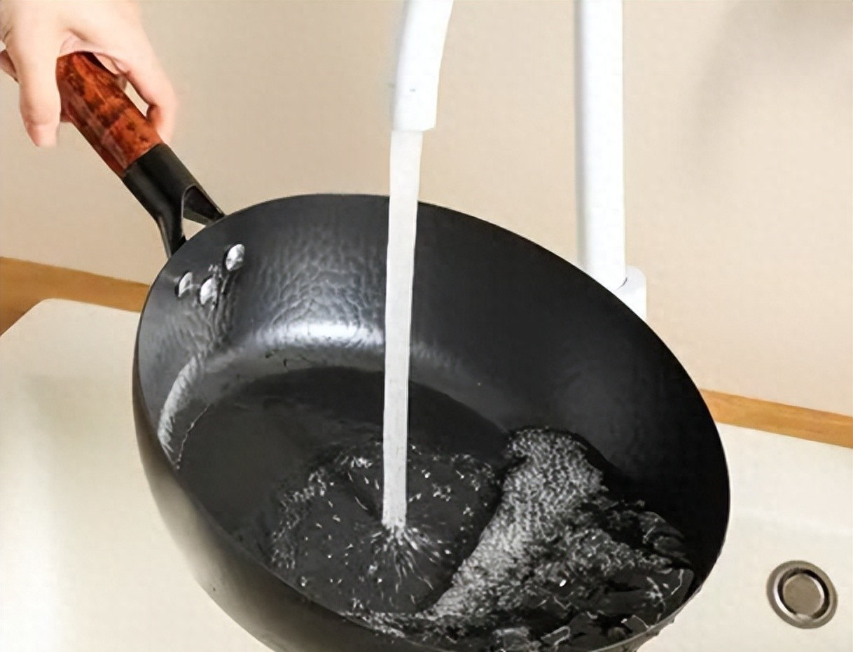 Tại sao kh&ocirc;ng n&ecirc;n tr&aacute;ng chảo  bằng nước ngay sau khi nấu xong? Nghe đầu bếp giải th&iacute;ch, t&ocirc;i mới giật m&igrave;nh v&igrave; bao năm l&agrave;m sai - Ảnh 1.