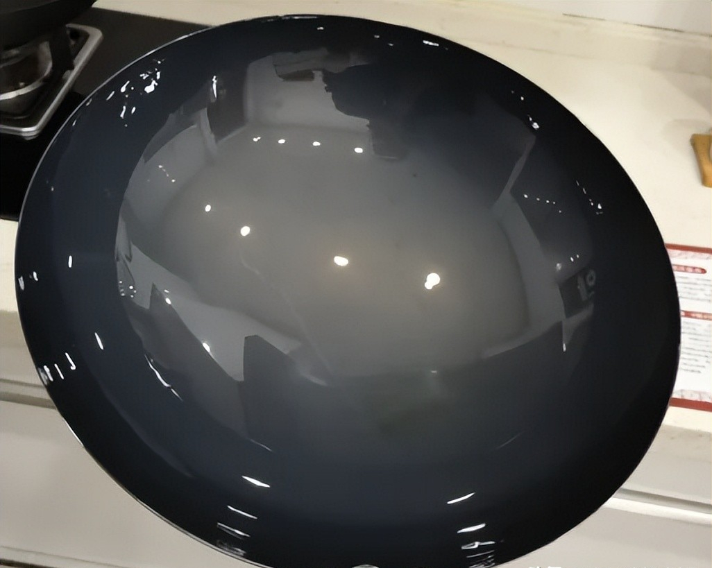 Tại sao kh&ocirc;ng n&ecirc;n tr&aacute;ng chảo  bằng nước ngay sau khi nấu xong? Nghe đầu bếp giải th&iacute;ch, t&ocirc;i mới giật m&igrave;nh v&igrave; bao năm l&agrave;m sai - Ảnh 2.