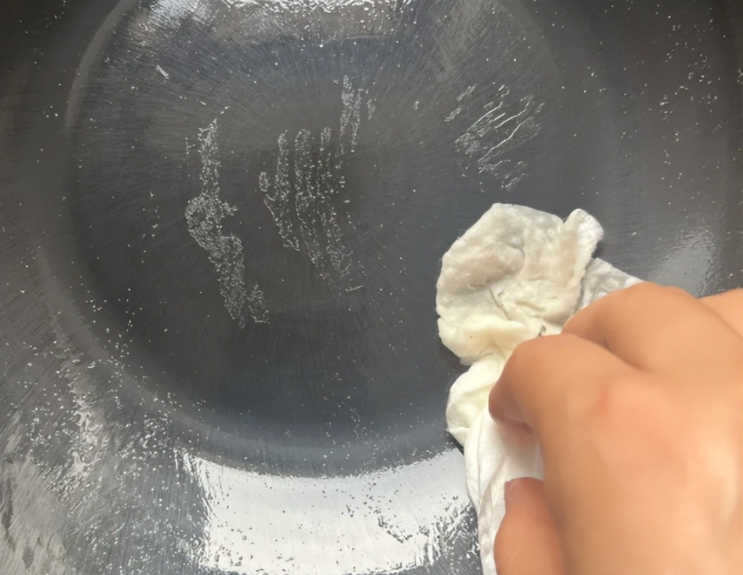 Tại sao kh&ocirc;ng n&ecirc;n tr&aacute;ng chảo  bằng nước ngay sau khi nấu xong? Nghe đầu bếp giải th&iacute;ch, t&ocirc;i mới giật m&igrave;nh v&igrave; bao năm l&agrave;m sai - Ảnh 3.