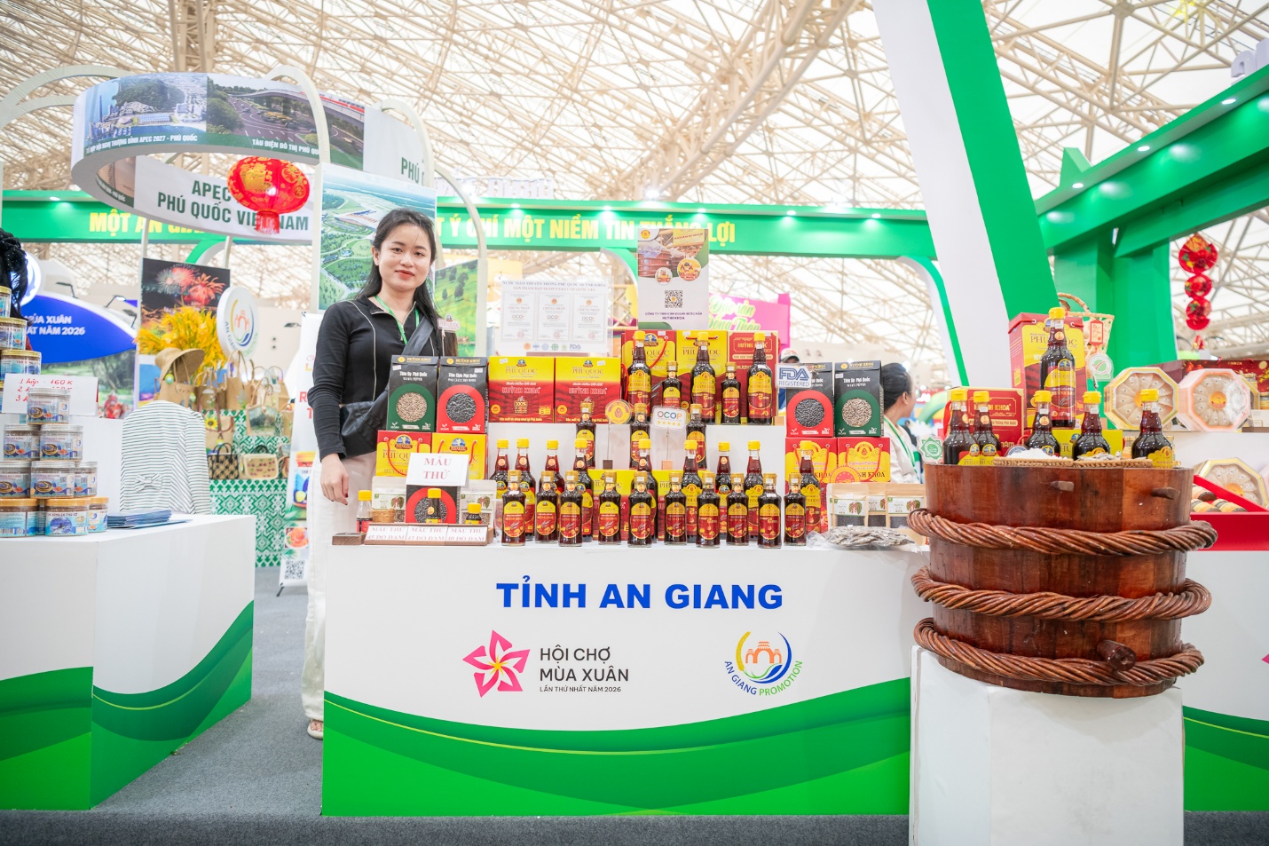 Sắm đủ Tết đầy ở Hội chợ M&ugrave;a Xu&acirc;n lần thứ nhất năm 2026- Ảnh 1.