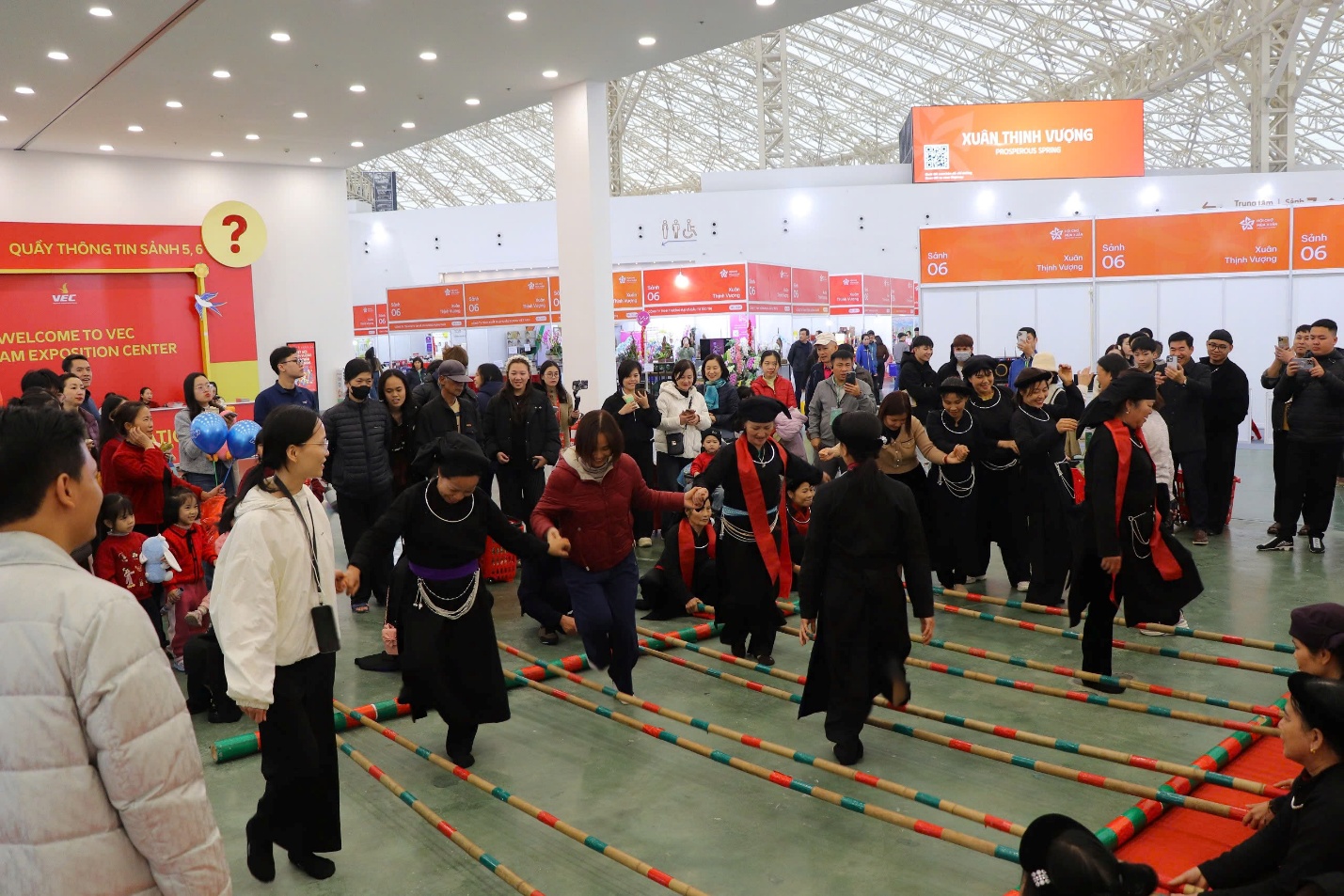 Sắm đủ Tết đầy ở Hội chợ M&ugrave;a Xu&acirc;n lần thứ nhất năm 2026- Ảnh 7.