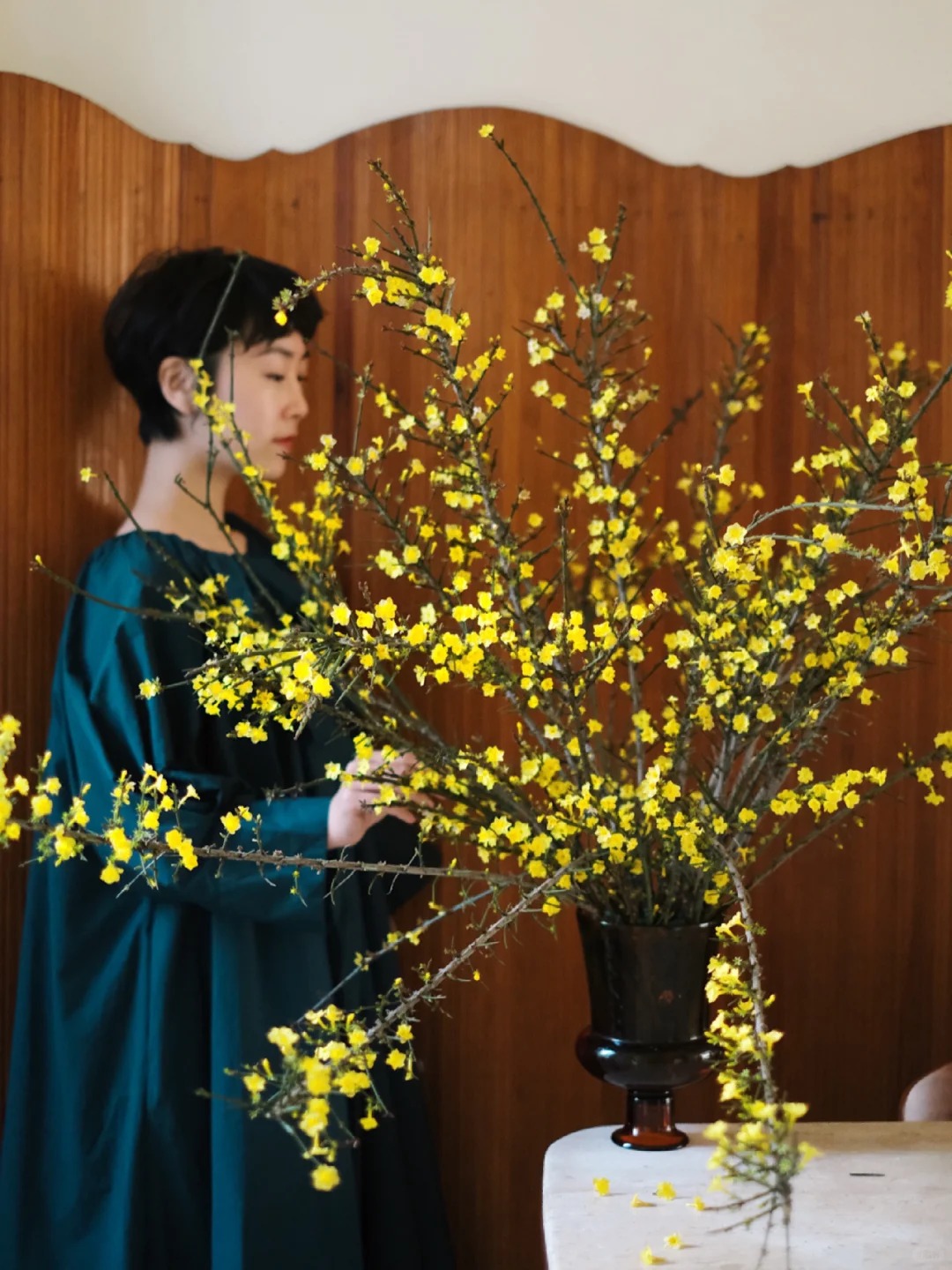 M&ugrave;a xu&acirc;n nằm trọn trong một b&igrave;nh Ngh&ecirc;nh Xu&acirc;n: Sắc v&agrave;ng rực rỡ, c&agrave;nh rủ mềm mại như suối t&oacute;c, chưng Tết vừa sang vừa h&uacute;t lộc- Ảnh 8.