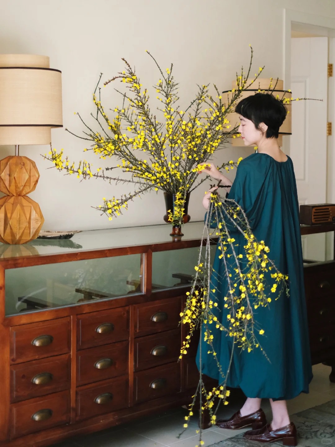 M&ugrave;a xu&acirc;n nằm trọn trong một b&igrave;nh Ngh&ecirc;nh Xu&acirc;n: Sắc v&agrave;ng rực rỡ, c&agrave;nh rủ mềm mại như suối t&oacute;c, chưng Tết vừa sang vừa h&uacute;t lộc- Ảnh 3.