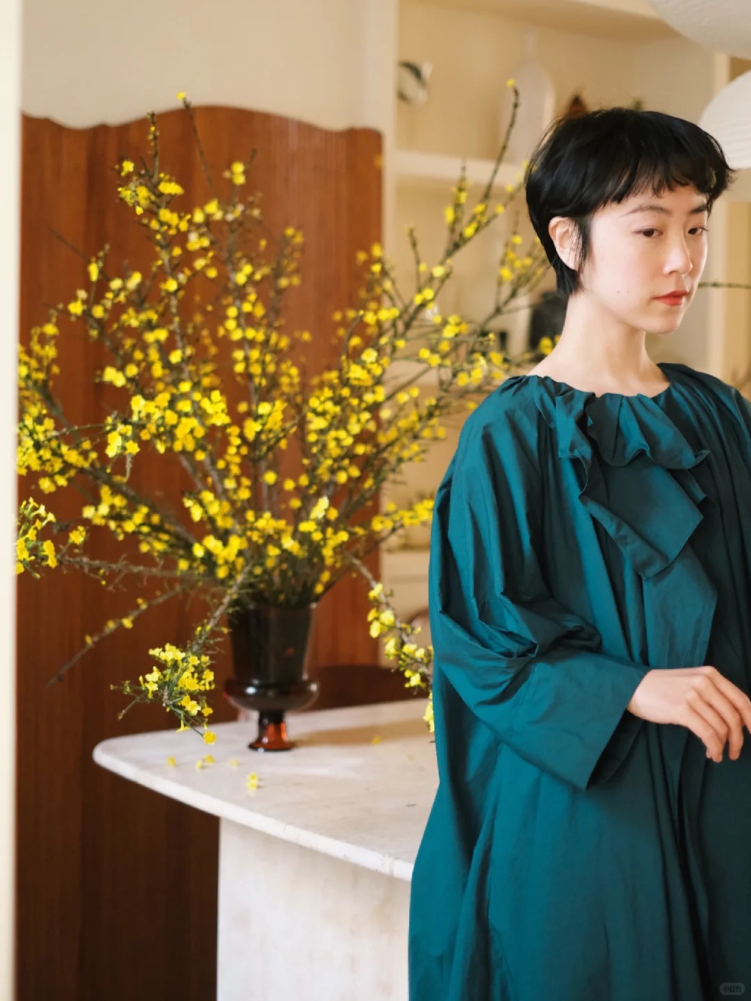 M&ugrave;a xu&acirc;n nằm trọn trong một b&igrave;nh Ngh&ecirc;nh Xu&acirc;n: Sắc v&agrave;ng rực rỡ, c&agrave;nh rủ mềm mại như suối t&oacute;c, chưng Tết vừa sang vừa h&uacute;t lộc- Ảnh 5.