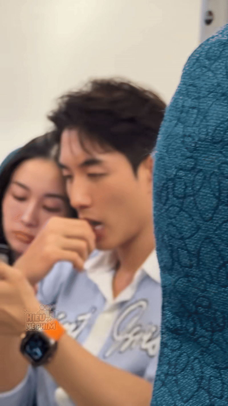 "Nổ" clip cặp sao Việt bị bắt gặp tình tứ trên máy bay - Ảnh 2.