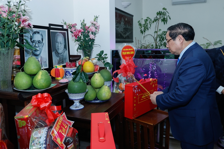 Thủ tướng Phạm Minh Ch&iacute;nh d&acirc;ng hương c&aacute;c cố l&atilde;nh đạo Đảng, Nh&agrave; nước v&agrave; thăm, ch&uacute;c Tết nguy&ecirc;n l&atilde;nh đạo Đảng, Nh&agrave; nước- Ảnh 1.