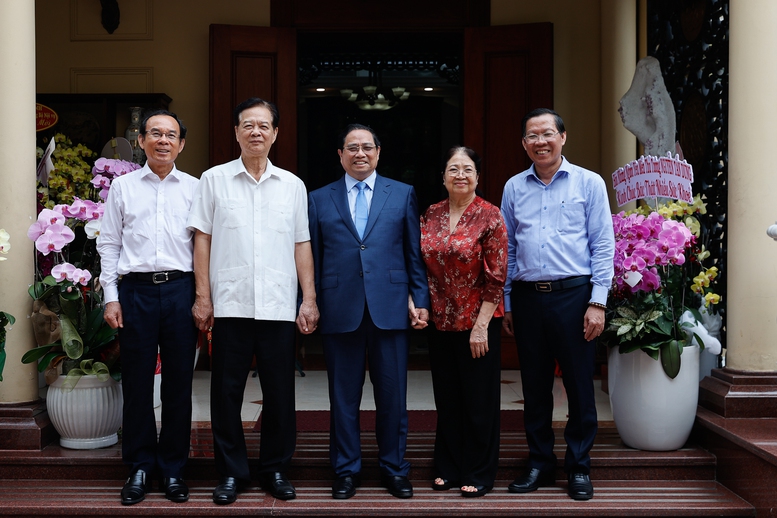 Thủ tướng Phạm Minh Ch&iacute;nh d&acirc;ng hương c&aacute;c cố l&atilde;nh đạo Đảng, Nh&agrave; nước v&agrave; thăm, ch&uacute;c Tết nguy&ecirc;n l&atilde;nh đạo Đảng, Nh&agrave; nước- Ảnh 10.
