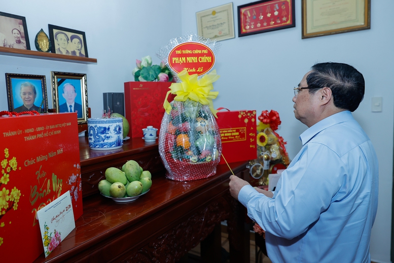 Thủ tướng Phạm Minh Ch&iacute;nh d&acirc;ng hương c&aacute;c cố l&atilde;nh đạo Đảng, Nh&agrave; nước v&agrave; thăm, ch&uacute;c Tết nguy&ecirc;n l&atilde;nh đạo Đảng, Nh&agrave; nước- Ảnh 13.