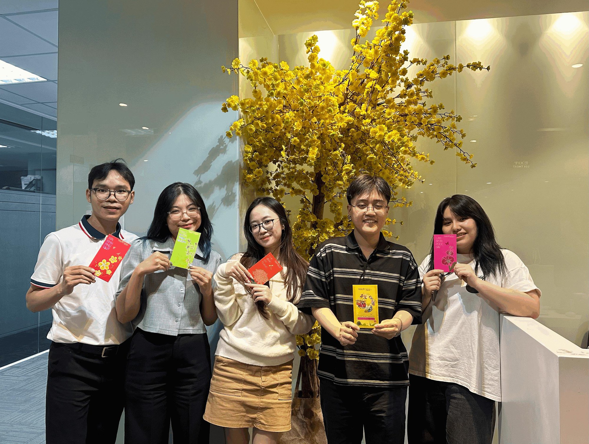 Ng&agrave;y đầu ti&ecirc;n đi l&agrave;m: Trao v&eacute; số đầu năm, gieo hy vọng lớn- Ảnh 1.