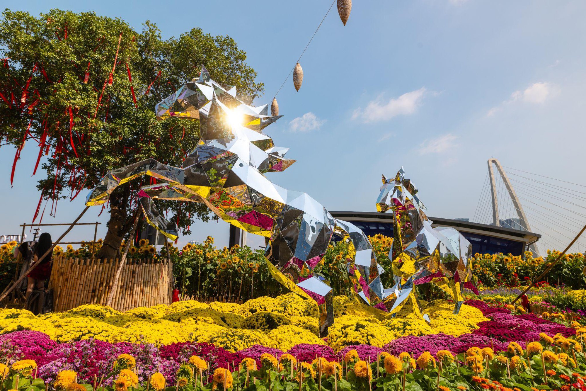 C&ocirc;ng vi&ecirc;n hoa Saigon Marina IFC: m&ugrave;a xu&acirc;n về tr&ecirc;n bến cảng Ba Son- Ảnh 3.