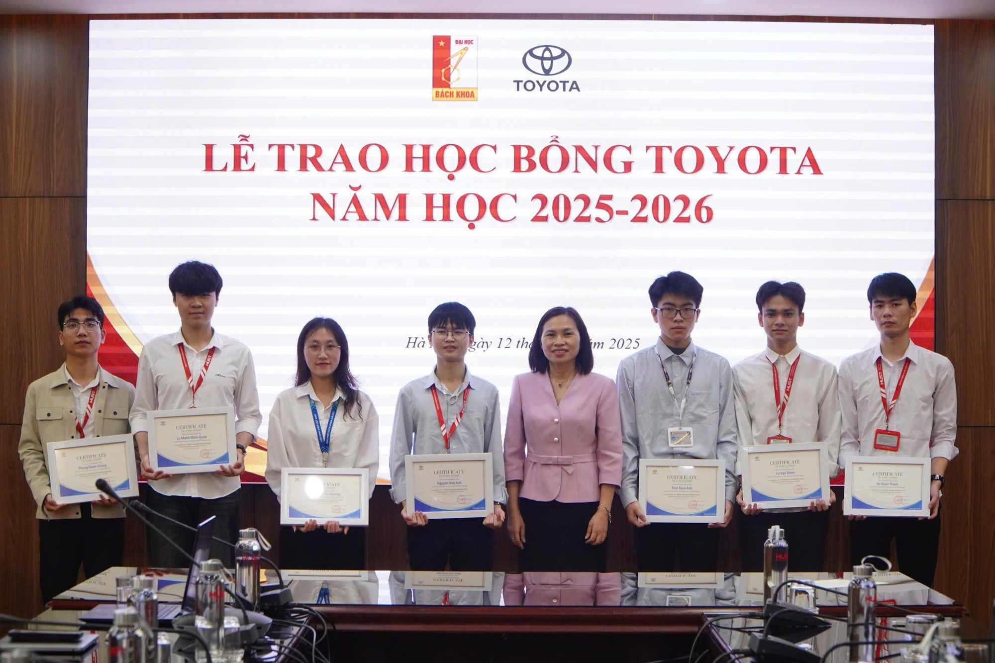 Toyota Việt Nam c&ugrave;ng c&aacute;c đại l&yacute; trao tặng 123 suất học bổng hỗ trợ sinh vi&ecirc;n năm 2025- Ảnh 1.