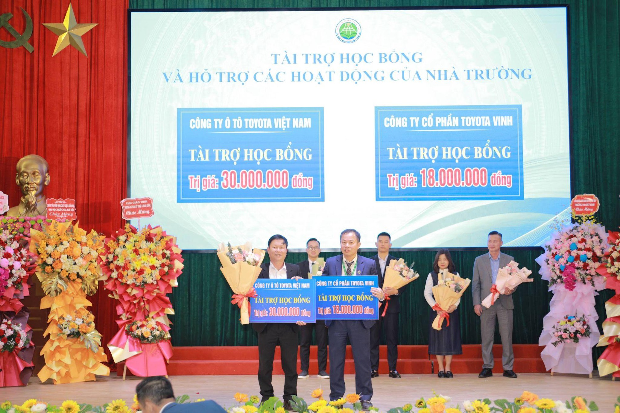 Toyota Việt Nam c&ugrave;ng c&aacute;c đại l&yacute; trao tặng 123 suất học bổng hỗ trợ sinh vi&ecirc;n năm 2025- Ảnh 2.