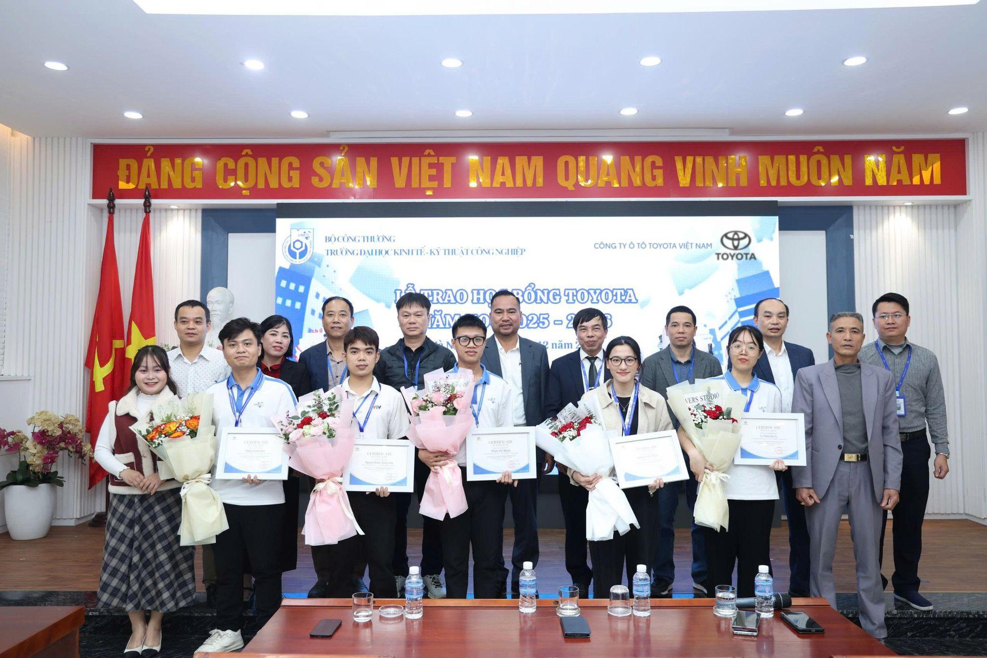 Toyota Việt Nam c&ugrave;ng c&aacute;c đại l&yacute; trao tặng 123 suất học bổng hỗ trợ sinh vi&ecirc;n năm 2025- Ảnh 3.