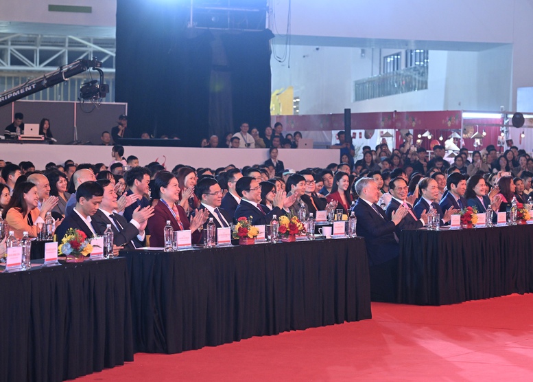 Thủ tướng: Chuyển đổi từ 'ưu ti&ecirc;n' sang 'tin y&ecirc;u' v&agrave; 'tự h&agrave;o' khi d&ugrave;ng h&agrave;ng Việt Nam- Ảnh 2.