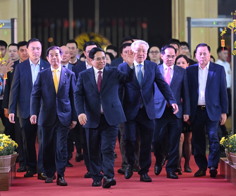 Thủ tướng: Chuyển đổi từ 'ưu ti&ecirc;n' sang 'tin y&ecirc;u' v&agrave; 'tự h&agrave;o' khi d&ugrave;ng h&agrave;ng Việt Nam- Ảnh 1.