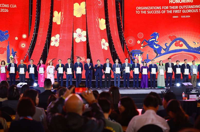 Thủ tướng: Chuyển đổi từ 'ưu ti&ecirc;n' sang 'tin y&ecirc;u' v&agrave; 'tự h&agrave;o' khi d&ugrave;ng h&agrave;ng Việt Nam- Ảnh 4.