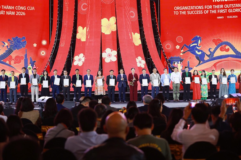 Thủ tướng: Chuyển đổi từ 'ưu ti&ecirc;n' sang 'tin y&ecirc;u' v&agrave; 'tự h&agrave;o' khi d&ugrave;ng h&agrave;ng Việt Nam- Ảnh 5.