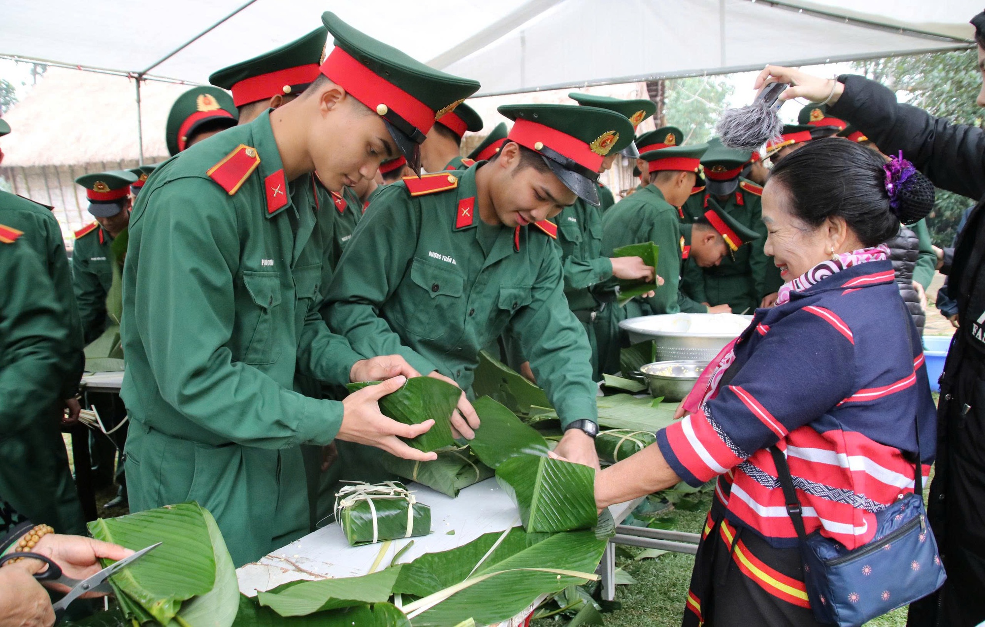 Từ những chiếc bánh chưng nghĩa tình, giữ trọn hồn Tết Việt- Ảnh 2. Từ những chiếc bánh chưng nghĩa tình, giữ trọn hồn Tết Việt- Ảnh 2.