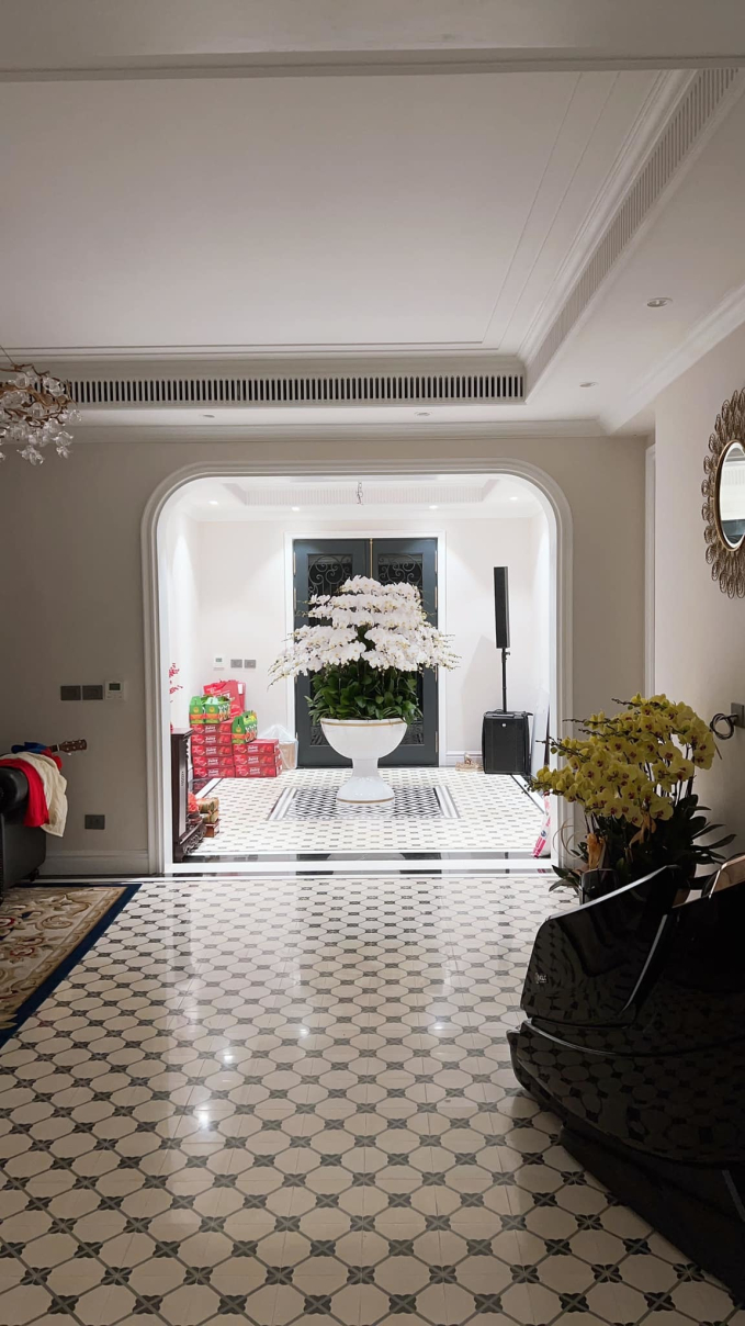 Công tử nhà giàu trong “Đào, phở và piano” ngoài đời sở hữu cơ ngơi bạc tỷ: Nhà cổ đối diện Hồ Gươm, tậu 2 căn biệt thự đồ sộ - Ảnh 5. Nam ca sĩ tuổi ngựa đào hoa thay đổi vì hot girl kém 12 tuổi, có nhà mặt tiền hàng Khay, biệt thự 50 tỷ - Ảnh 6.