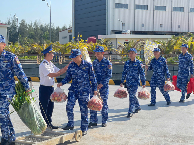 H&agrave;nh tr&igrave;nh xuy&ecirc;n Tết, khi con t&agrave;u l&agrave; nh&agrave;, biển cả l&agrave; qu&ecirc; hương - Ảnh 1.