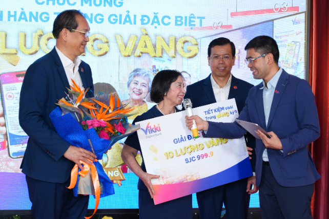Gửi tiết kiệm 1,1 tỷ đồng, kh&aacute;ch h&agrave;ng Vikki tr&uacute;ng 10 lượng v&agrave;ng - Ảnh 1.
