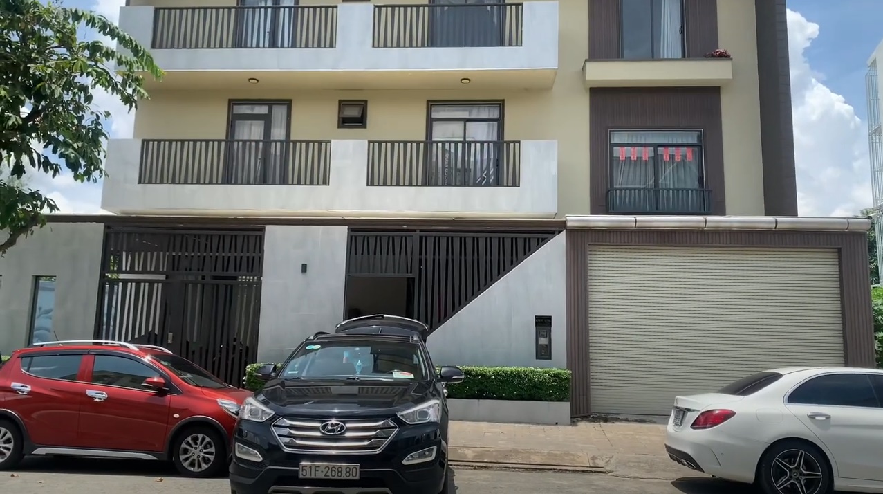 “Ông hoàng cải lương” tuổi ngựa từng có 1000 cây vàng, tuổi 60 sống bên vợ 3 trong biệt thự ở TP.HCM- Ảnh 7. “Ông hoàng cải lương” tuổi ngựa từng có 1000 cây vàng, tuổi 60 sống bên vợ 3 trong biệt thự ở TP.HCM- Ảnh 7.