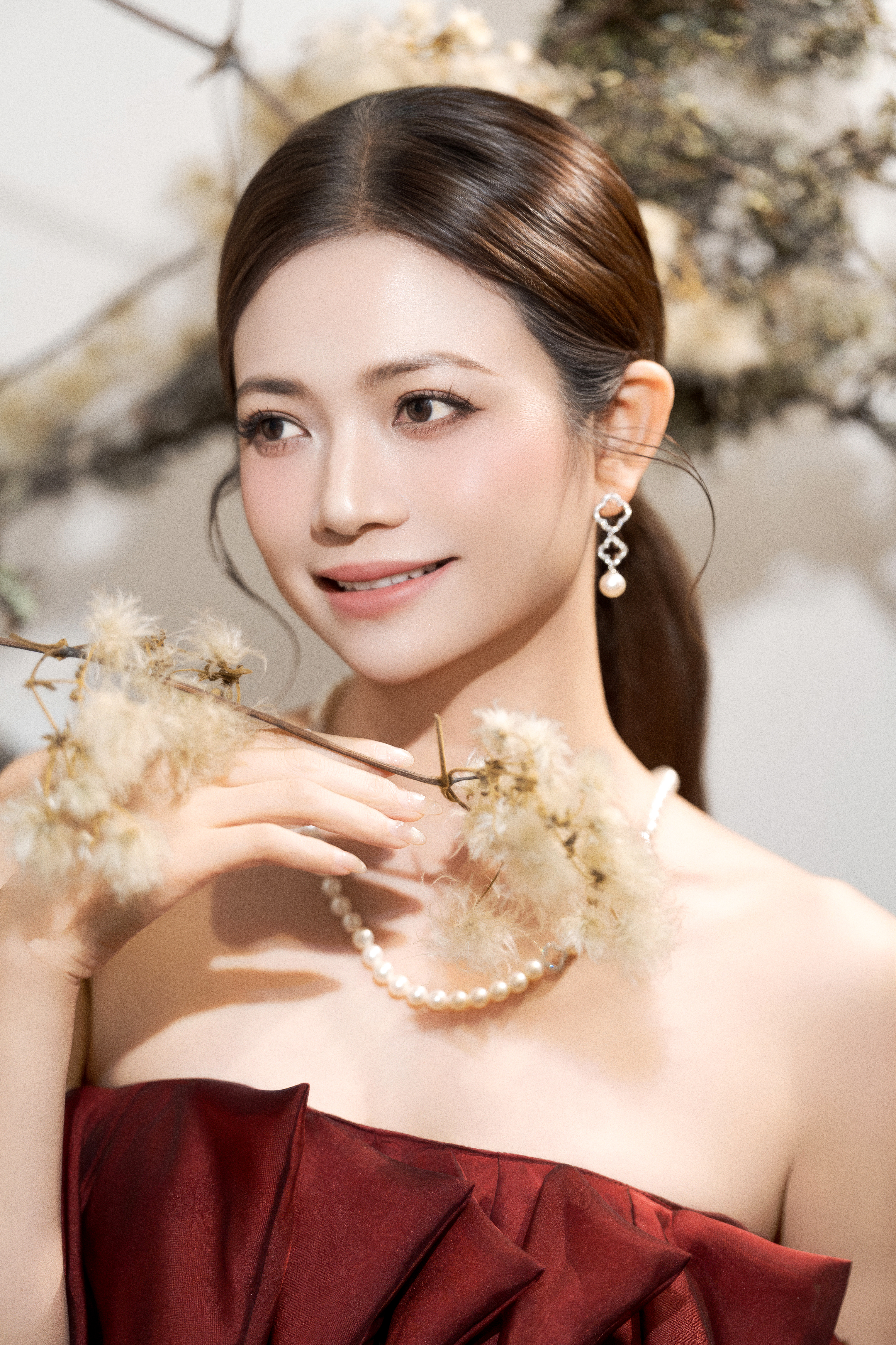 Kiều Anh và những thước lụa kể câu chuyện của một người phụ nữ đủ "chín" - Ảnh 2.