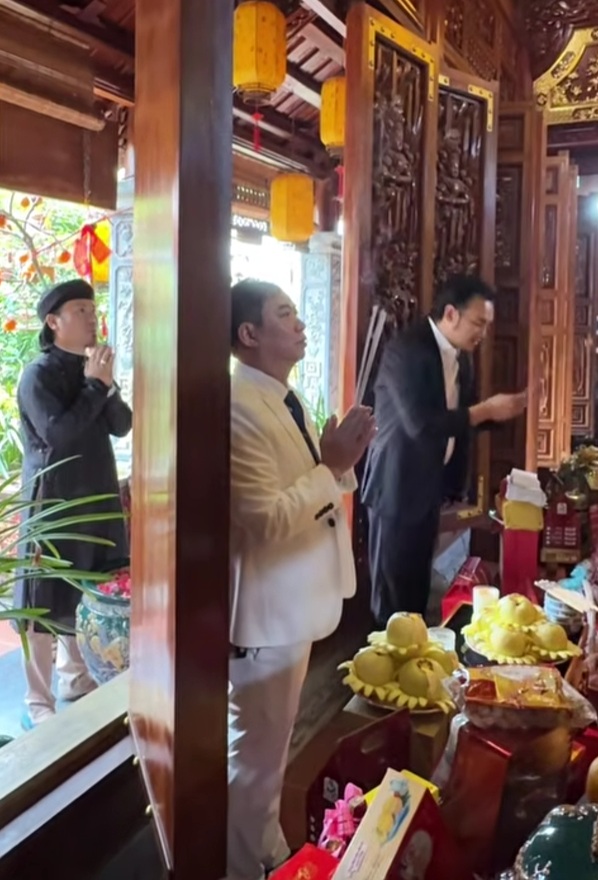 Nam NSƯT miền Nam ra tận biệt phủ một bầu show quyền lực miền Bắc ch&uacute;c Tết- Ảnh 1.