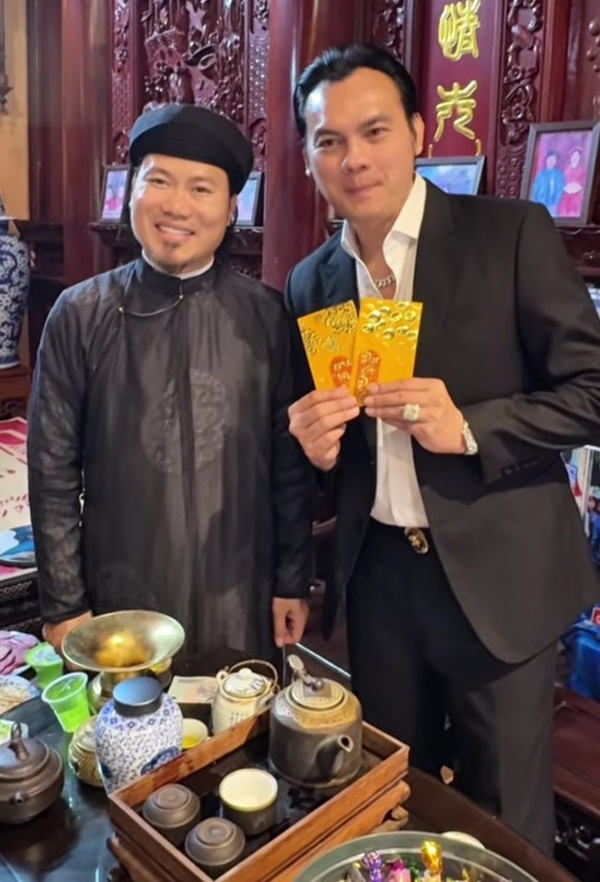 Nam NSƯT miền Nam ra tận biệt phủ một bầu show quyền lực miền Bắc ch&uacute;c Tết- Ảnh 2.