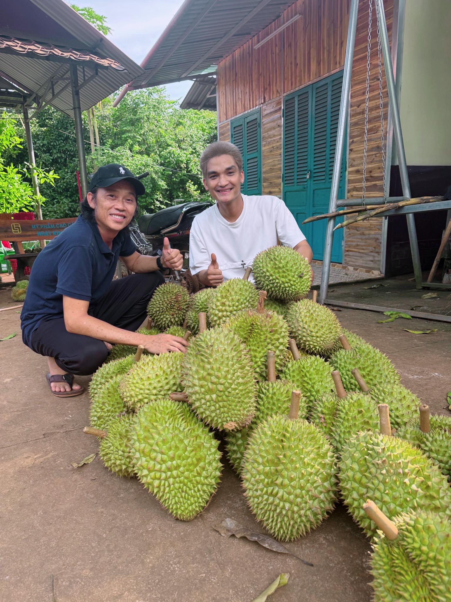 Cuộc sống của 2 "vua hài kịch" nổi tiếng nhất Việt Nam, sở hữu nhà thờ trăm tỷ, thích ăn dưa muối, cá khô- Ảnh 11. Cuộc sống của 2 "vua hài kịch" nổi tiếng nhất Việt Nam, sở hữu nhà thờ trăm tỷ, thích ăn dưa muối, cá khô- Ảnh 11.