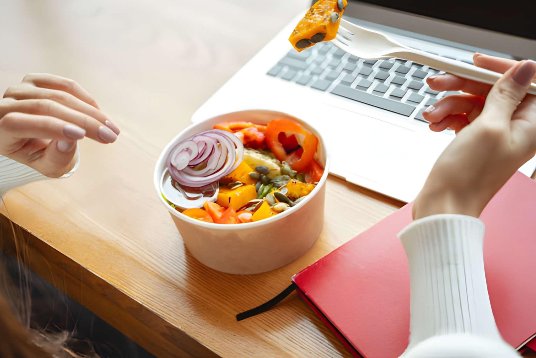 Hội c&ocirc;ng sở v&agrave; trăm sắc th&aacute;i 'đ&oacute;n Tết' chốn văn ph&ograve;ng- Ảnh 2.