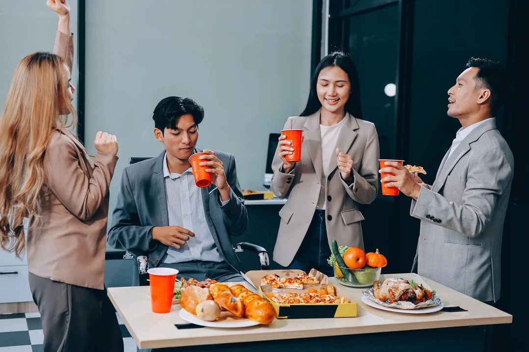 Hội c&ocirc;ng sở v&agrave; trăm sắc th&aacute;i 'đ&oacute;n Tết' chốn văn ph&ograve;ng- Ảnh 1.