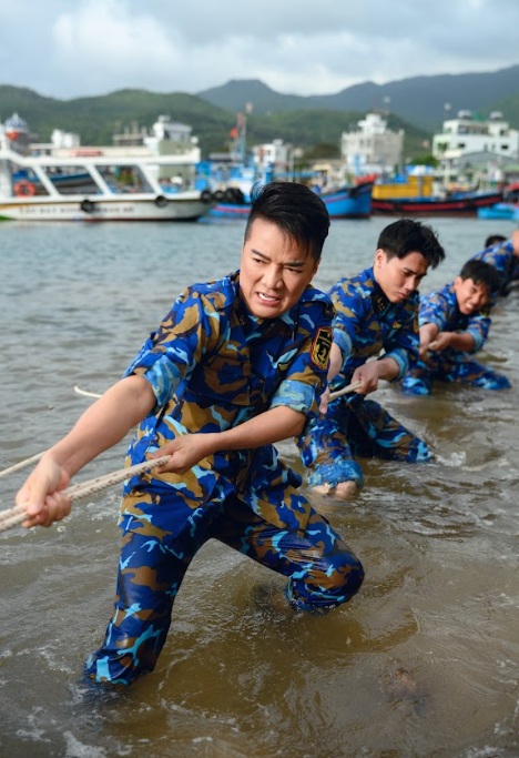 Đ&agrave;m Vĩnh Hưng mặc &aacute;o l&iacute;nh, ra đảo l&agrave;m một việc- Ảnh 3.